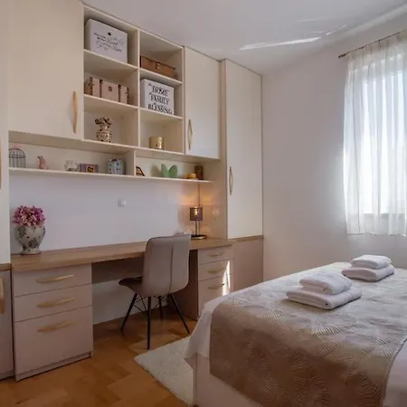 Διαμέρισμα Sea View- Spacious With Shared Pool *