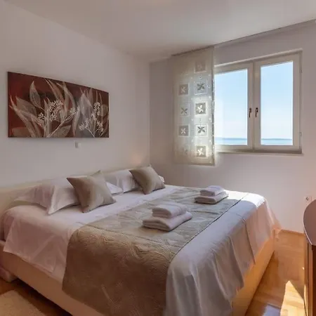 Sea View- Spacious With Shared Pool 스플리트