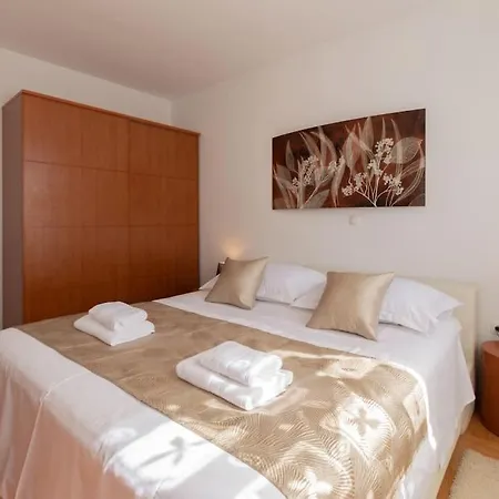 Sea View- Spacious With Shared Pool 아파트 스플리트