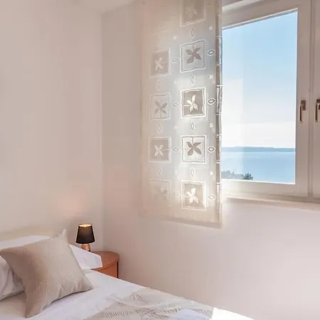 Sea View- Spacious With Shared Pool *