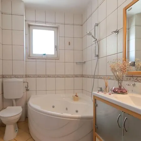 Sea View- Spacious With Shared Pool Apartament *