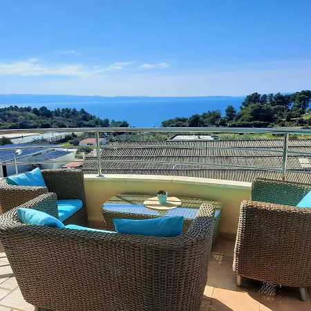 Sea View- Spacious With Shared Pool Split