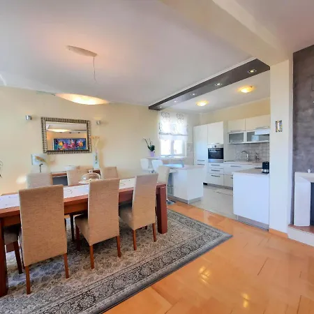 Διαμέρισμα Sea View- Spacious With Shared Pool *