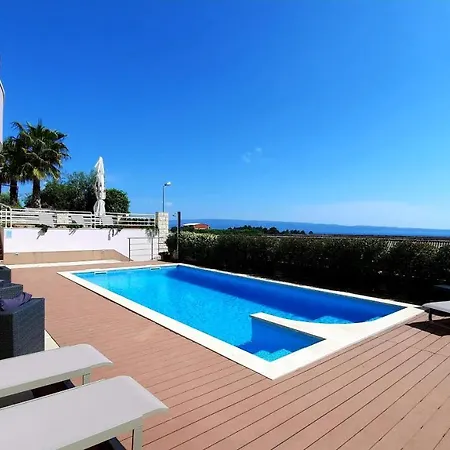 Sea View- Spacious With Shared Pool Apartment Split
