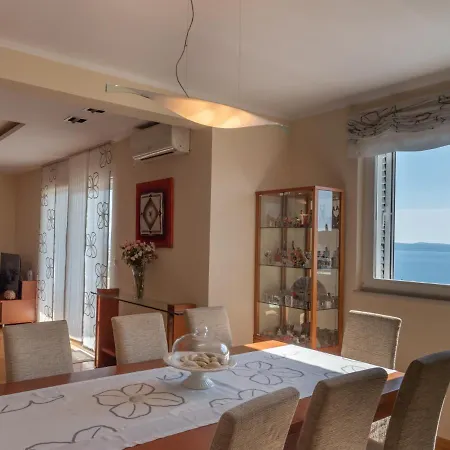 Sea View- Spacious With Shared Pool * Split