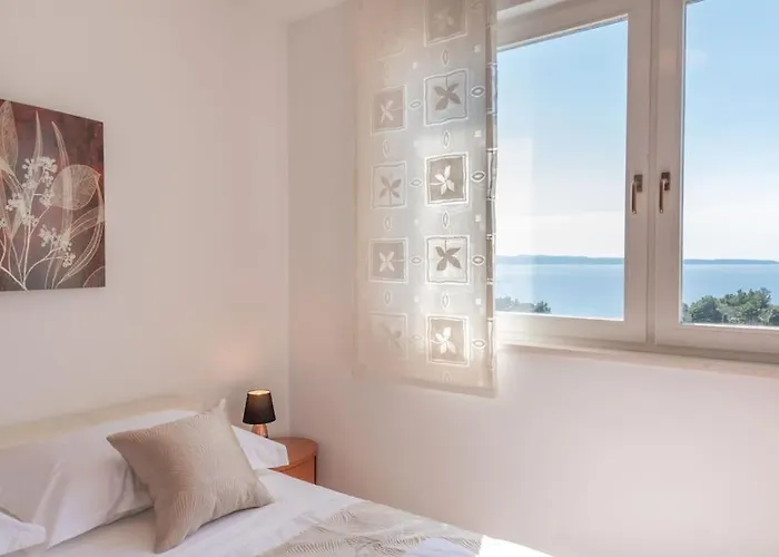 Sea View- Spacious With Shared Pool *