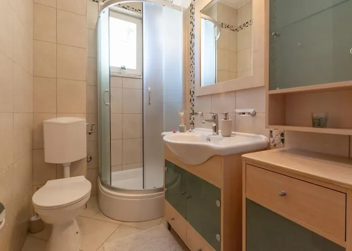 Sea View- Spacious With Shared Pool شقة سبليت