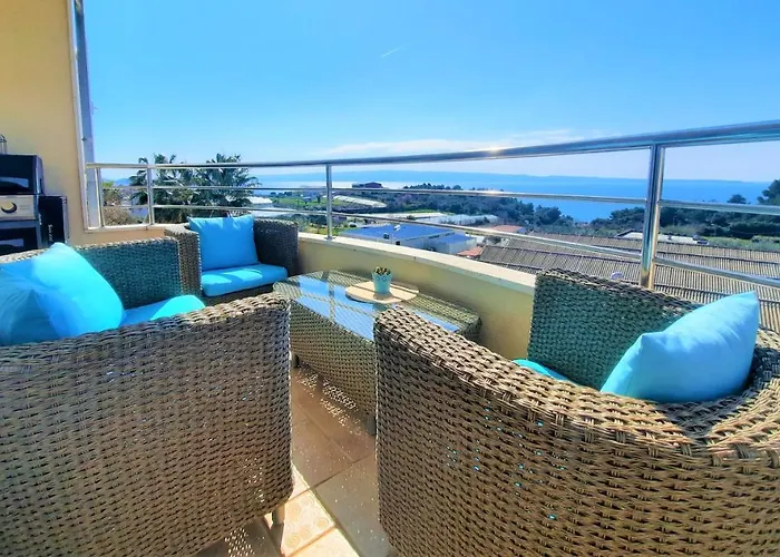 アパート Sea View- Spacious With Shared Pool スプリト