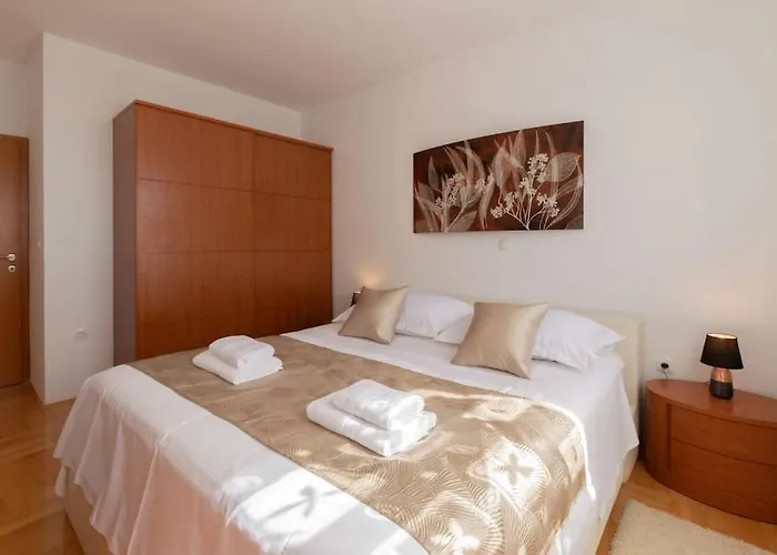 Sea View- Spacious With Shared Pool شقة سبليت