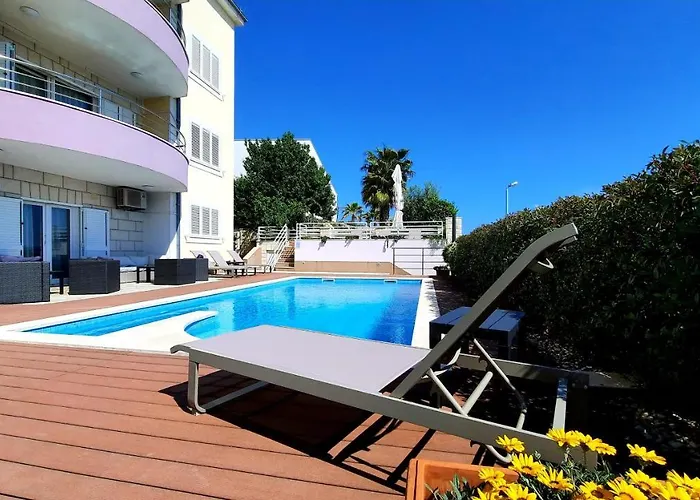 Sea View- Spacious With Shared Pool Appartamento Spalato
