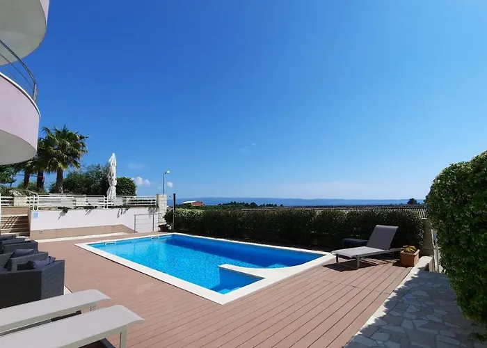 Sea View- Spacious With Shared Pool