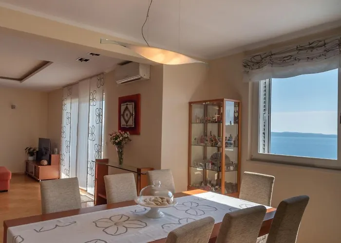 Sea View- Spacious With Shared Pool * スプリト